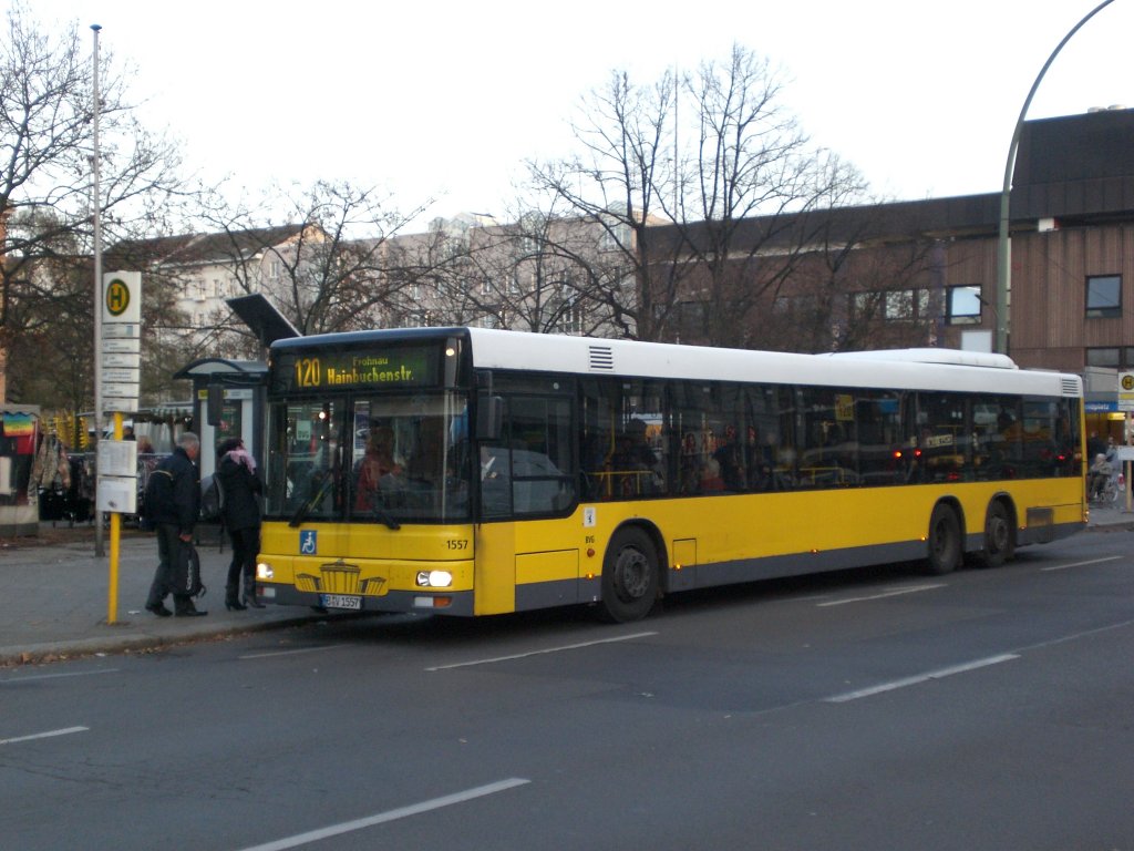 MAN Niederflurbus 2. Generation auf der Linie 120 nach Frohnau Hainbuchenstrae am U-Bahnhof Leopoldplatz.
