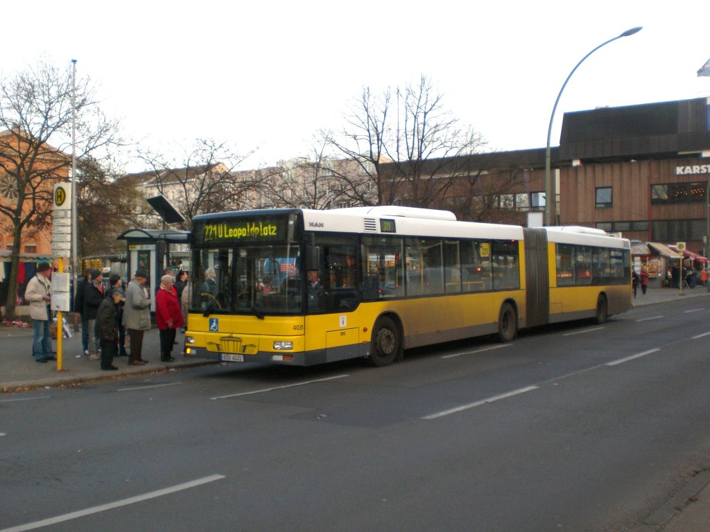 MAN Niederflurbus 2. Generation auf der Linie 221 am U-Bahnhof Leopoldplatz.