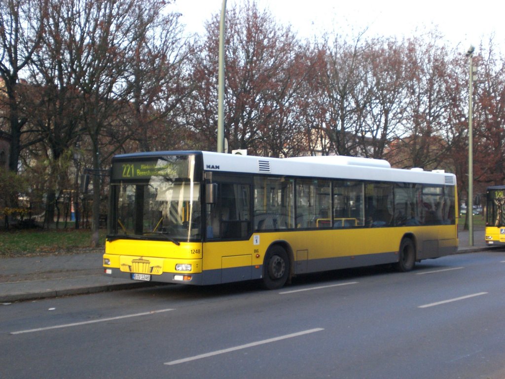 MAN Niederflurbus 2. Generation auf der Linie 221 nach Mrkisches Viertel Bernhauser Ring am U-Bahnhof Leopoldplatz.