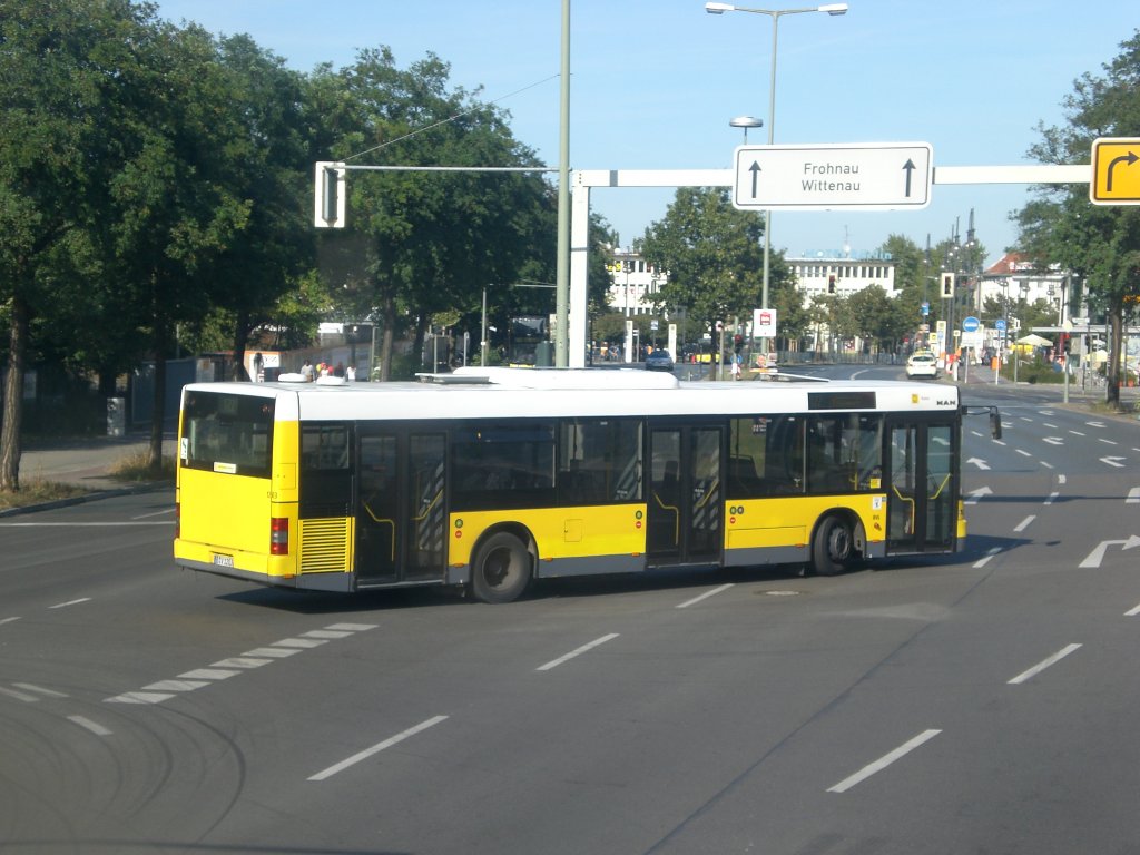 MAN Niederflurbus 2. Generation auf der Linie 122 nach Waidmannslust Titiseestrae am U-Bahnhof Kurt-Schumacher-Platz.