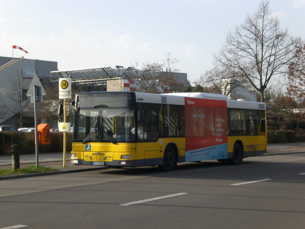 MAN Niederflurbus 2. Generation auf der Linie 325 nach Mrkisches Viertel Wittenauer Strae an der Haltestelle Tegel Humboldt-Klinikum.