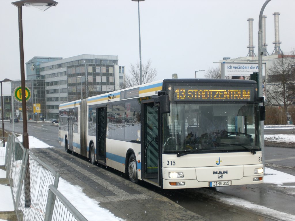 MAN Niederflurbus 2. Generation auf der Linie 13 nach Stadtzentrum an der Haltestelle Winzerla.