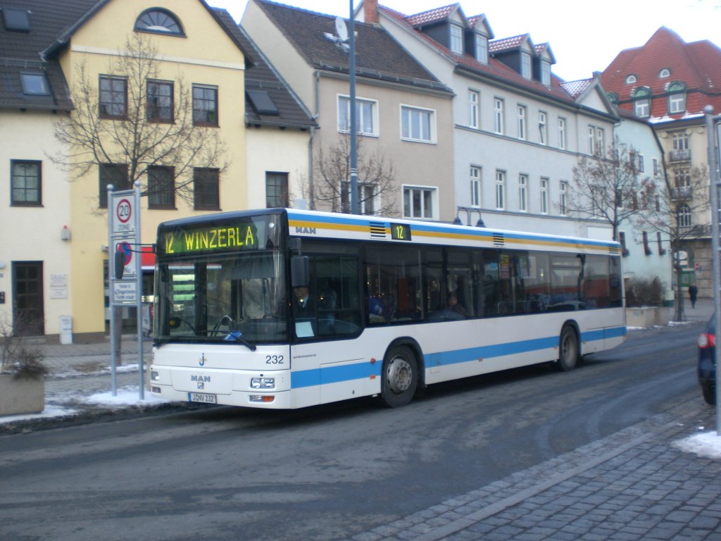 MAN Niederflurbus 2. Generation auf der Linie 12 nach Winzerla nahe der Haltestelle Stadtzentrum.