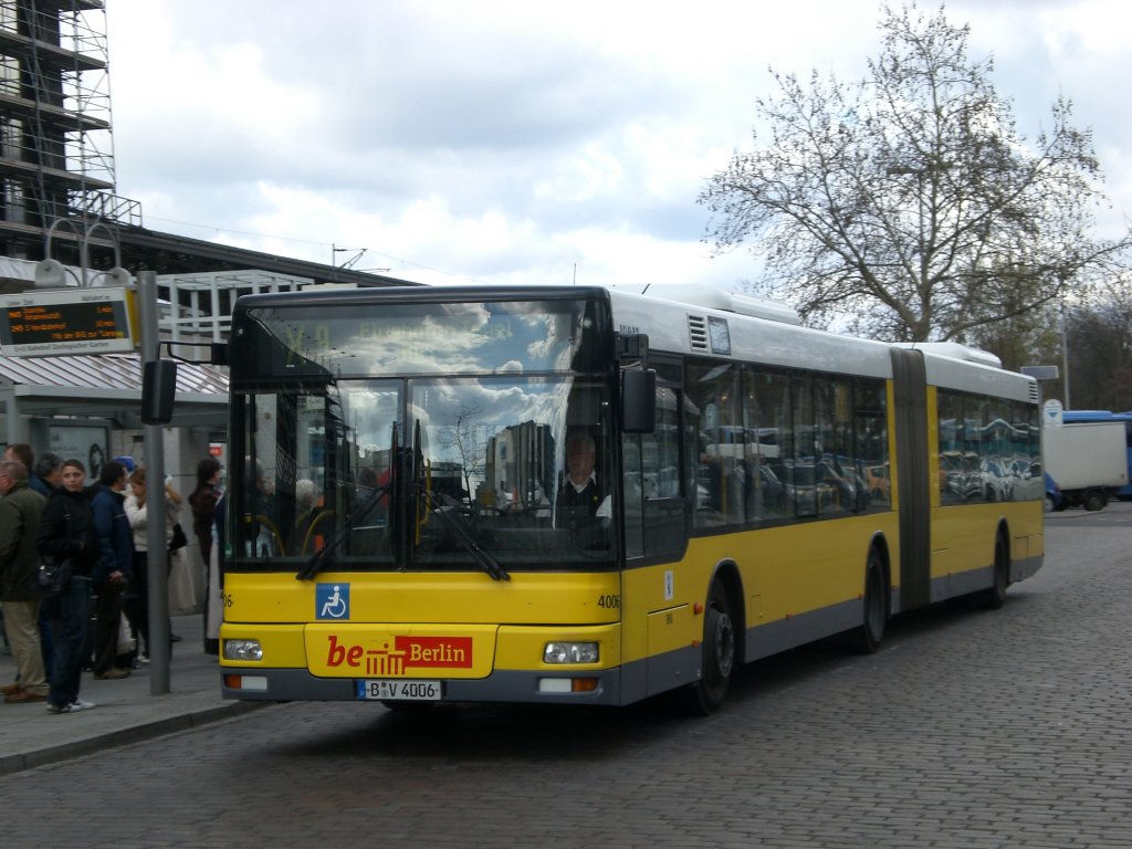 MAN Niederflurbus 2. Generation auf der Linie X9 nach Flughafen Tegel am S+U Bahnhof Zoologischer Garten.