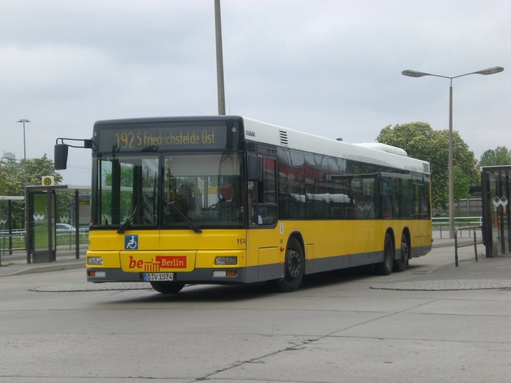 MAN Niederflurbus 2. Generation auf der Linie 192 nach S-Bahnhof Friedrichsfelde Ost am S-Bahnhof Marzahn.