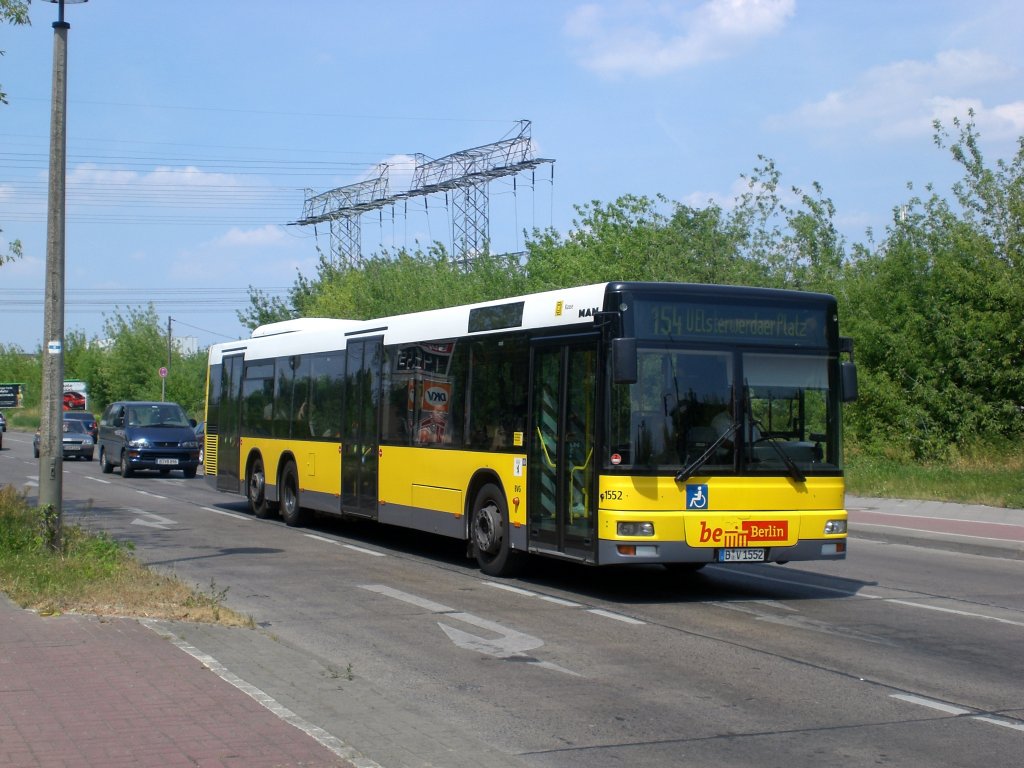 MAN Niederflurbus 2. Generation auf der Linie 154 nach U-Bahnhof Elsterwerdaer Platz an der Haltestelle Hohenschnhausen Klettwitzer Strae.
