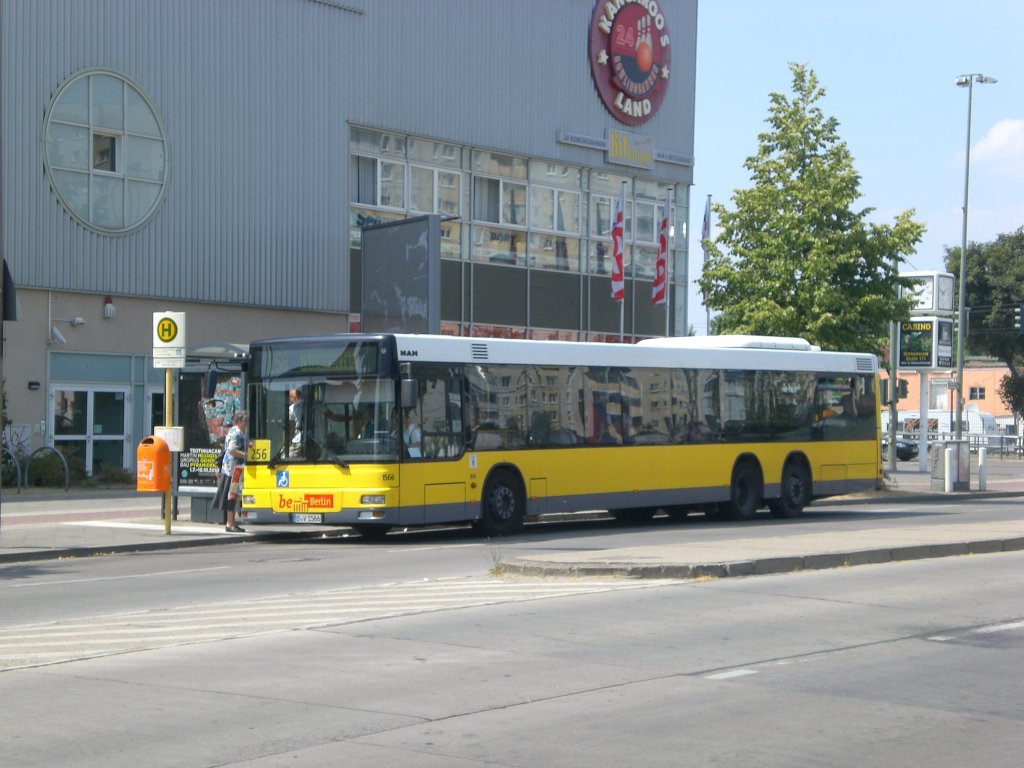 MAN Niederflurbus 2. Generation auf der Linie 256 nach S+U Bahnhof Lichtenberg an der Haltestelle Hohenschnhausen Hansastrae/Malchower Weg.