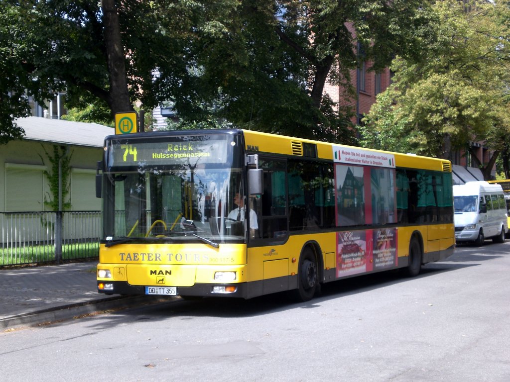 MAN Niederflurbus 2. Generation auf der Linie 74 nach Reick Hlsseggymnasium an der Haltestelle Augsburger Strae.