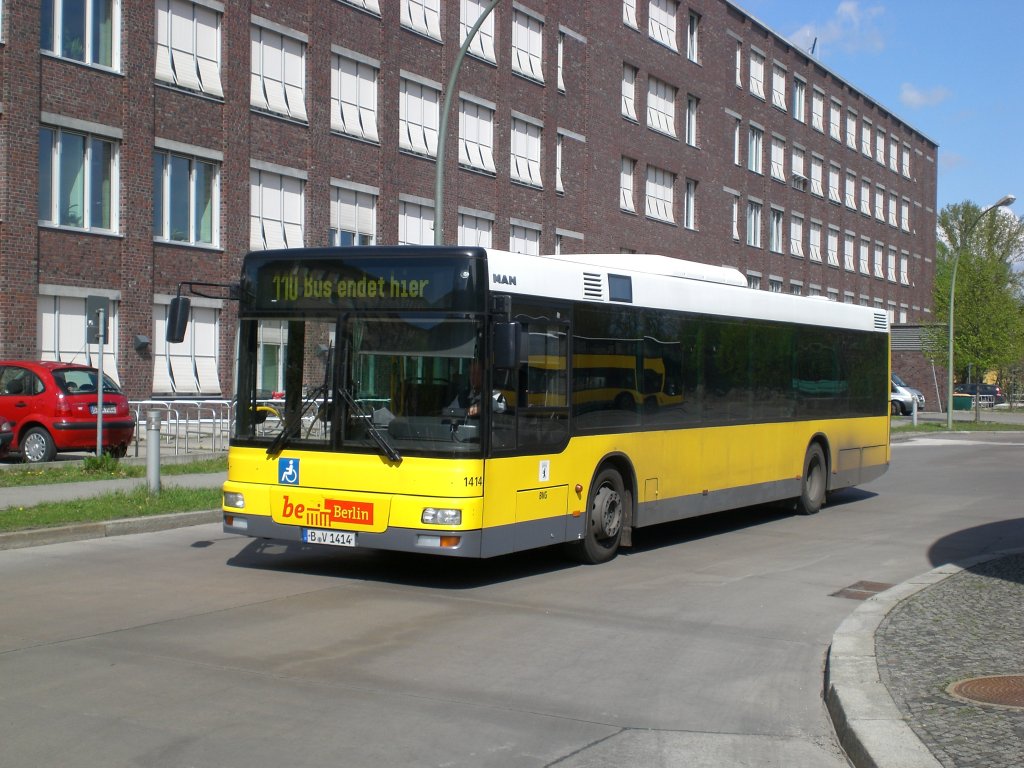 MAN Niederflurbus 2. Generation auf der Linie 110 nach U-Bahnhof Oskar-Helene-Heim an der Haltestelle Hertzallee.