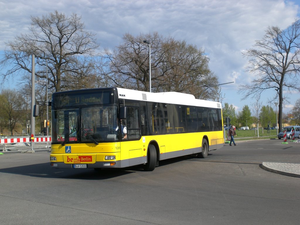 MAN Niederflurbus 2. Generation auf der Linie 164 nach U-Bahnhof Rudow am S-Bahnhof Adlershof.