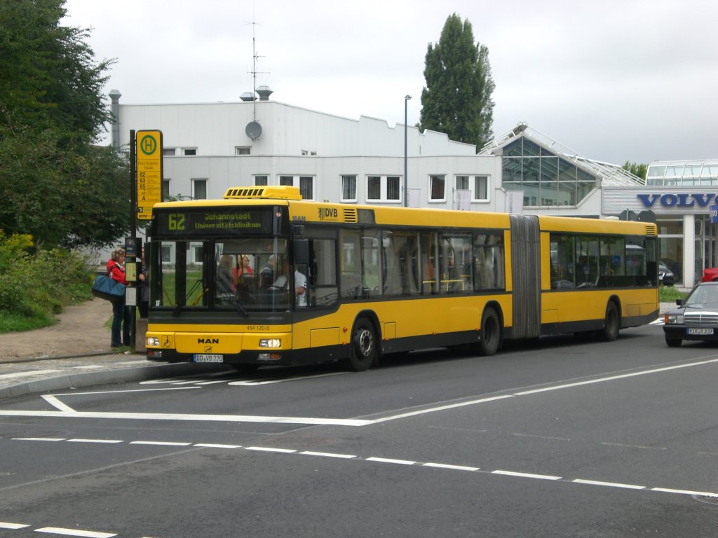 MAN Niederflurbus 2. Generation auf der Linie 62 nach Johannstadt Universittsklinikum an der Haltestelle Lbtau Fritz-Schulze-Strae.(1.8.2011)