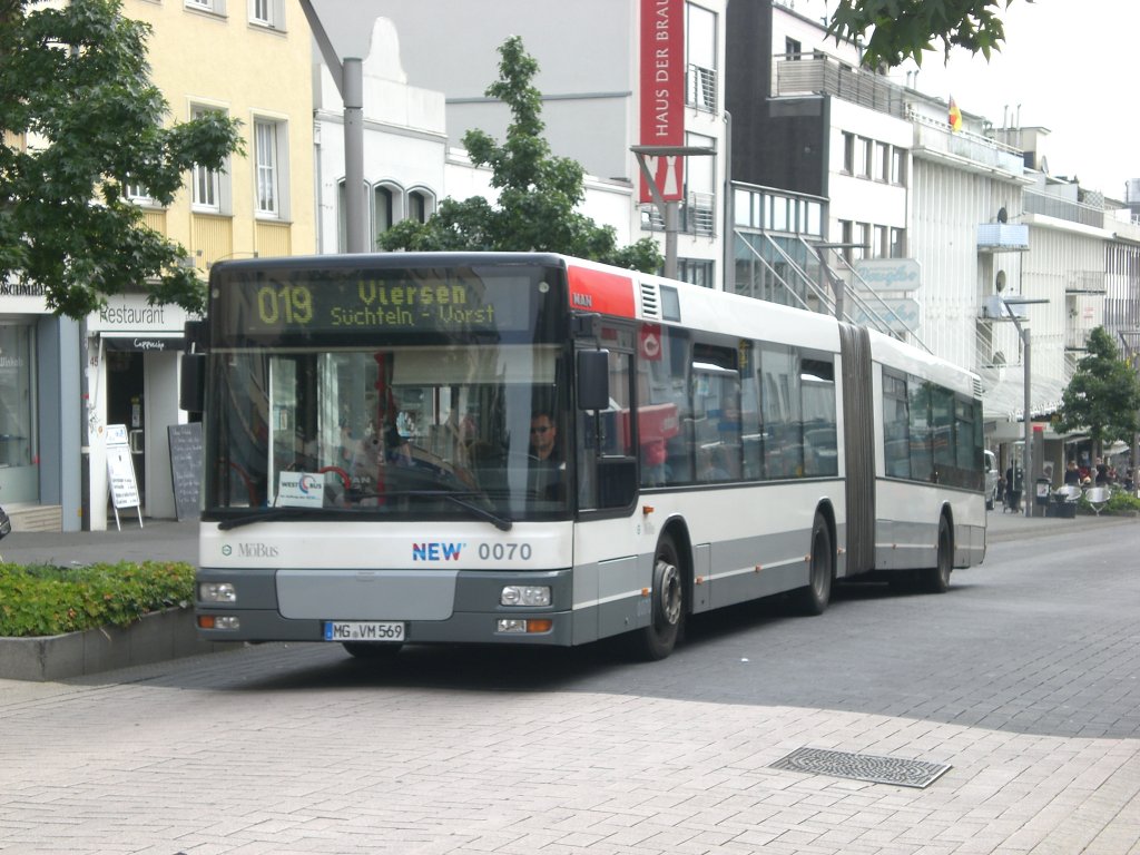 MAN Niederflurbus 2. Generation auf der Linie 019 nach Viersen an der Haltetstelle Mnchengladbach Innenstadt.(10.7.2012) 