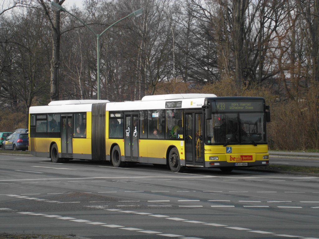 MAN Niederflurbus 2. Generation auf der Linie X33 nach Mrkisches Viertel Wilhemsruher Damm am U-Bahnhof Rathaus Reinickendorf.(13.2.2013) 