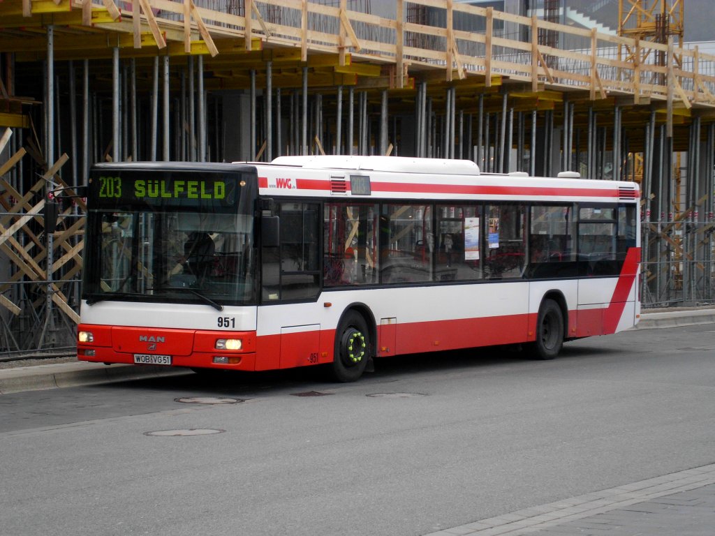 MAN Niederflurbus 2. Generation auf der Linie 203 nach Wolfsburg Slfeld am Hauptbahnhof Wolfsburg.(2.4.2013) 