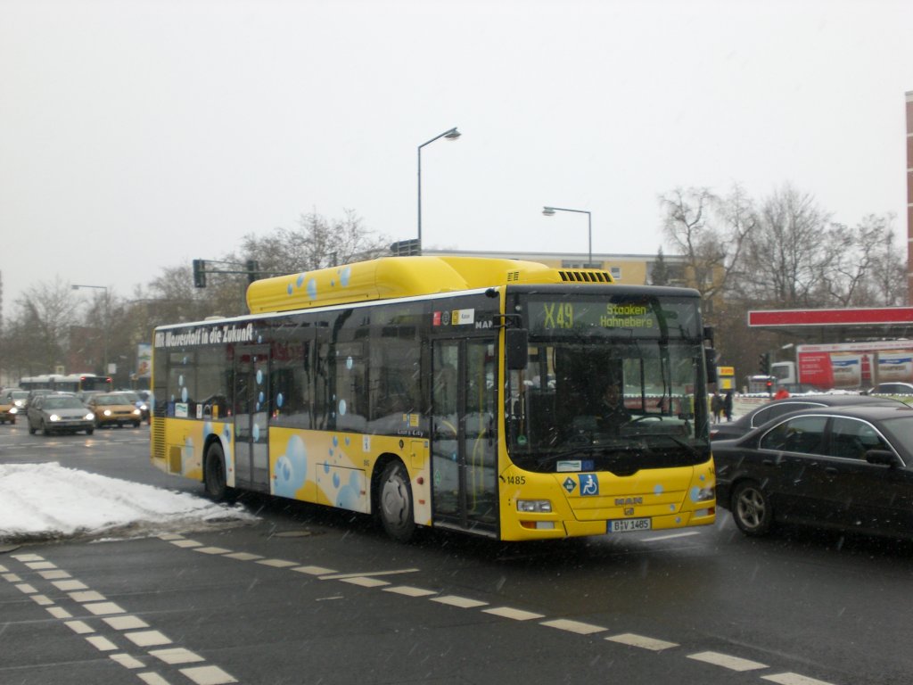 MAN Niederflurbus 3. Generation (Lions City) auf der Linie X49 nach Staaken Hahneberg an der Haltestelle Spandau Gatower Strae/Heerstrae.