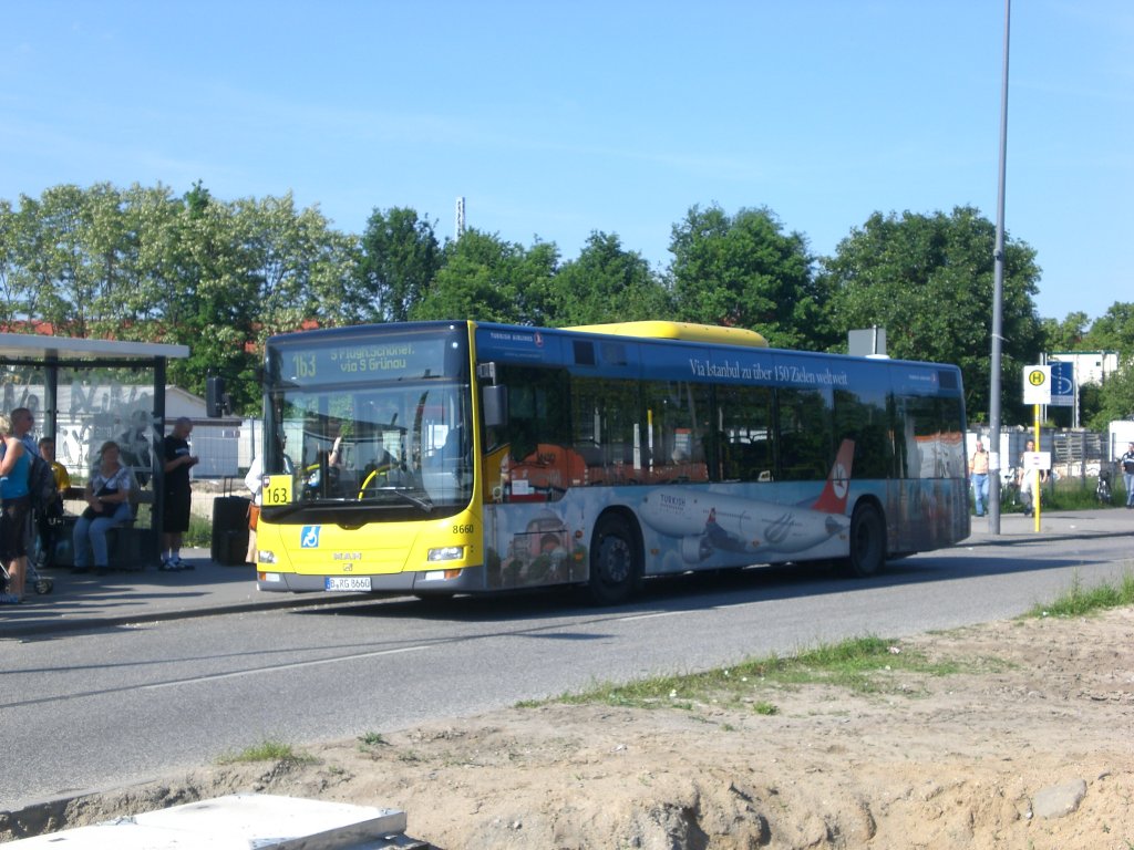 MAN Niederflurbus 3. Generation (Lions City) auf der Linie 163 nach S-Bahnhof Fughafen Schnefeld am S-Bahnhof Adlershof.