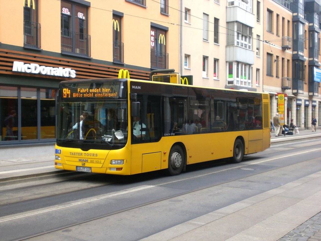 MAN Niederflurbus 3. Generation (Lion's City) auf der Linie 84 nach Bhlau Ullersdorfer Platz an der Haltestelle Blasewitz Schillerplatz.(23.7.2011)