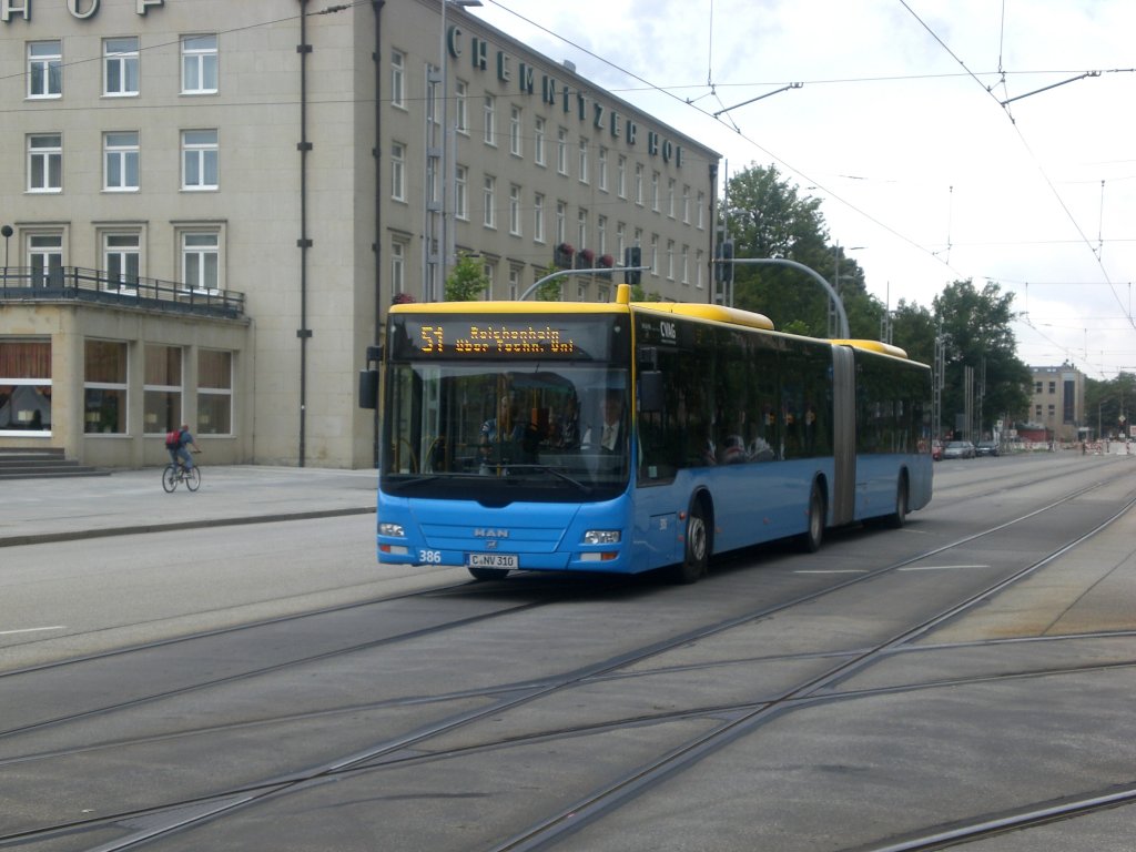 MAN Niederflurbus 3. Generation (Lion's City) auf der Linie 51 nach Reichenhain an der Haltestelle Theaterplatz.(4.8.2011)