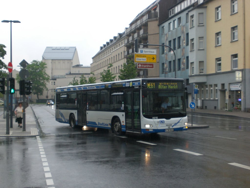 MAN Niederflurbus 3. Generation (Lion's City) auf der Linie CE61 nach Wuppertal-Barmen Alter Markt am S-Bahnhof Wuppertal-Barmen.(29.6.2012)
 
