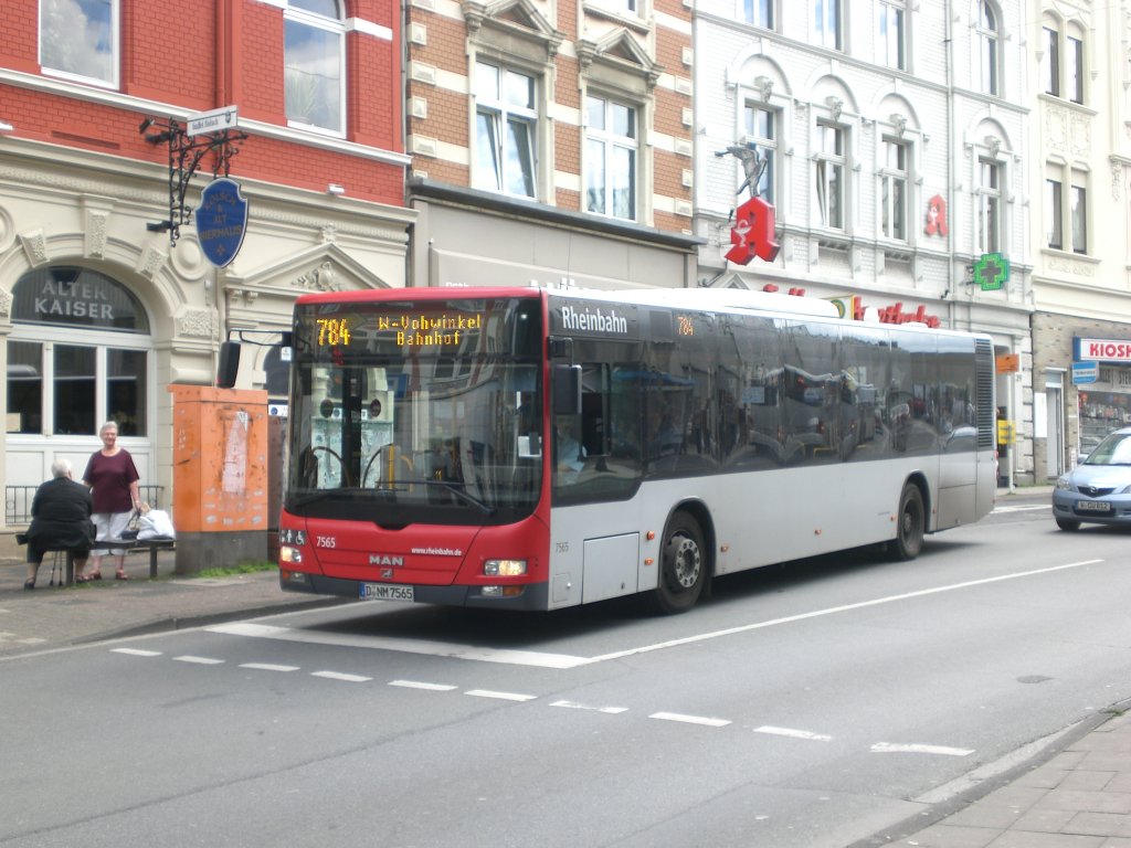 MAN Niederflurbus 3. Generation (Lion's City) auf der Linie 784 nach S-Bahnhof Wuppertal-Vohwinkel an der Haltestelle Wuppertal-Vohwinkel Schwebebahn.(2.7.2012)
 
