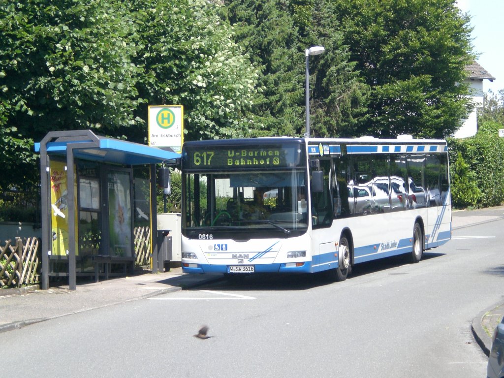 MAN Niederflurbus 3. Generation (Lion's City) auf der Linie 617 nach S-Bahnhof Wuppertal Barmen an der Haltestelle Wuppertal-Katernberg Am Eckbusch.(12.7.2012) 