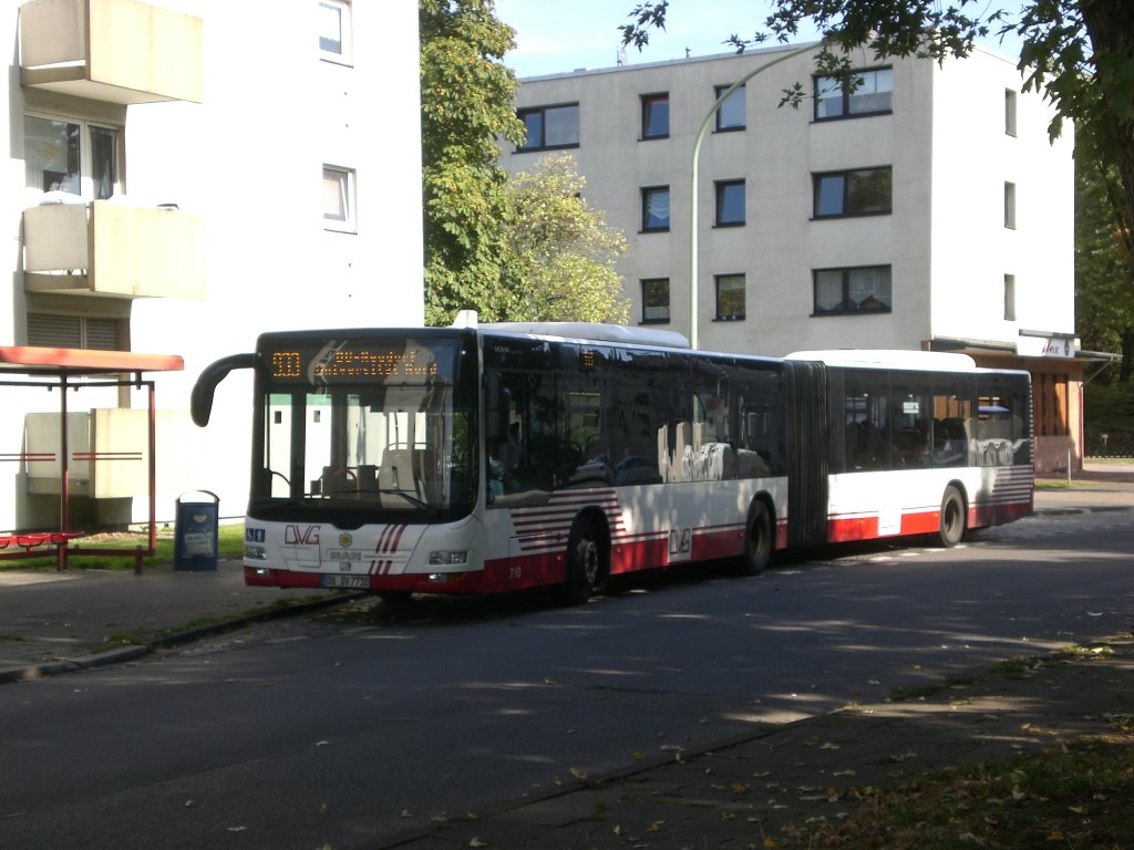MAN Niederflurbus 3. Generation (Lion's City) auf der Linie 933 nach Duisburg-Neudorf Universitt Nord an der Haltestelle Duisburg-Neuenkamp Rheindeich.(1.10.2012) 