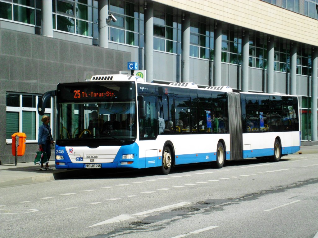 MAN Niederflurbus 3. Generation (Lion's City) auf der Linie 25 nach Rostock-Evershagen Thomas-Morus-Strae an der Haltestelle Rostock-Stadtmitte Schrderplatz.(3.6.2013) 