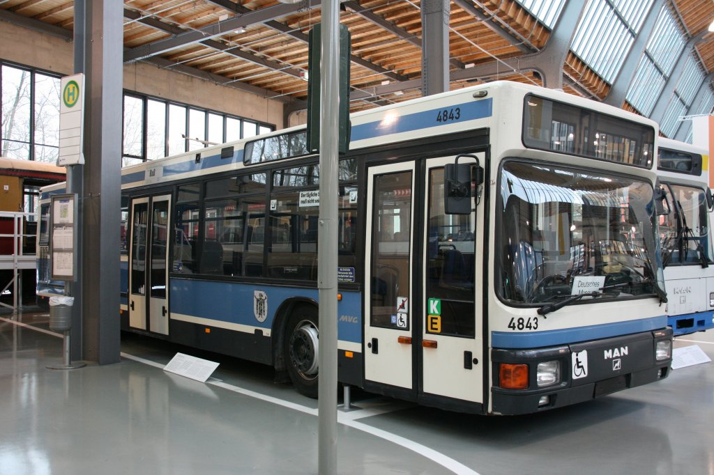 MAN NL 202, ehem. Mnchner Verkehrsgesellschaft Wg. 4843, Bj. 1991, jetzt Deutsches Museum Mnchen 05.01.2010