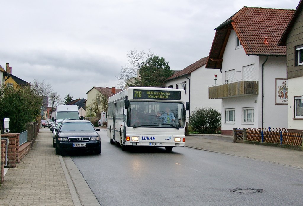 MAN NL 202 von Lukas Bustouristik aus Walldorf ist als Linie 718 auf dem Weg von Walldorf nach Altluheim in Reilingen an der Haltestelle Trafostation. 26.03.2010