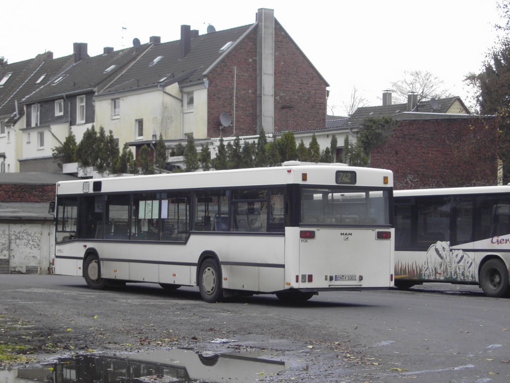 MAN NL 222 (Wagennummer 9126, Kfz-Kennzeichen EN-X 1001, Baujahr 1998) der Fa Schiwy GmbH & Co. KG (Hattingen an der Ruhr). 
Ursprünglich gehörte der Bus der Fa Huber aus Altomünster-Hohenzell und trug das Kfz-Kennzeichen  DAH-HU 25 .
Der Bus ist im Einsatz im Auftrag der Rheinbahn AG Düsseldorf als Linie 742 (Mettmann, Jubiläumsplatz - Haan-Gruiten Bf - Haan-Thienhausen, Carl-Barth-Straße). Aufgenommen am 06.11.2009. Ort: Mettmann, Jubiläumsplatz (Pausenplatz Schwarzbachstraße).