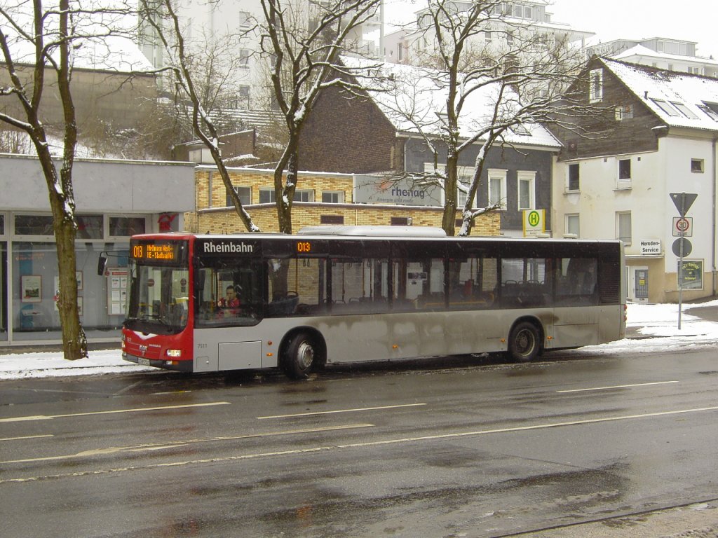 MAN NL 283 (Wagennummer 7511, Kfz-Kennzeichen D-NM 7511, Baujahr 2007) der Rheinbahn AG Düsseldorf. Der Bus ist im Einsatz als Linie O13 (Mettmann, Jubiläumsplatz - Mettmann West - Mettmann, Stadtwald(S)). Aufgenommen am 14.02.2010. Ort: Mettmann, Zentrum(S).