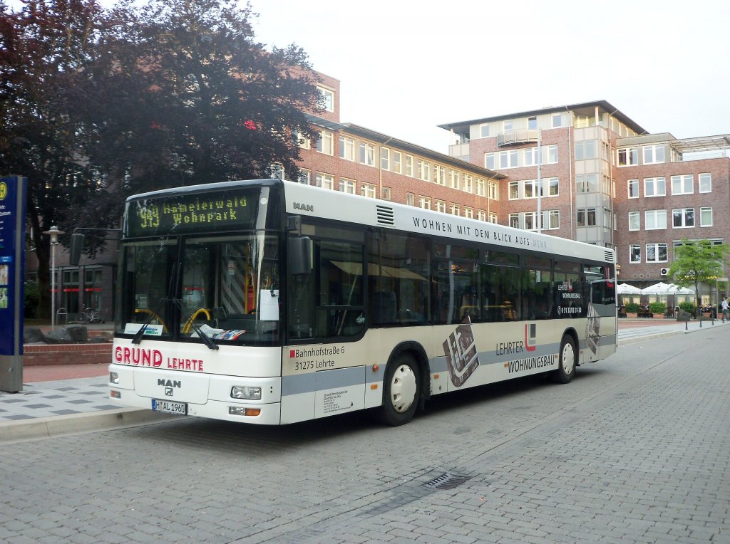 MAN NL (Kennzeichen H-AL 1960), abens gen 20:30 Uhr in der Burgdorfer Strae/Lehrte. Der Bus macht Werbung fr die Lehrter-Wohnungsbau.