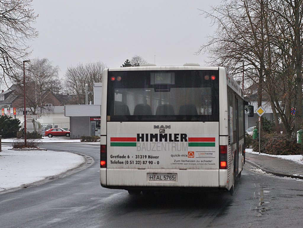 MAN NL, macht Werbung fr  Himmler Baustoffe  in Hver. Der Bus war auf Betriebsfahrt in alten Dorf in Lehrte am 02.02.2011.