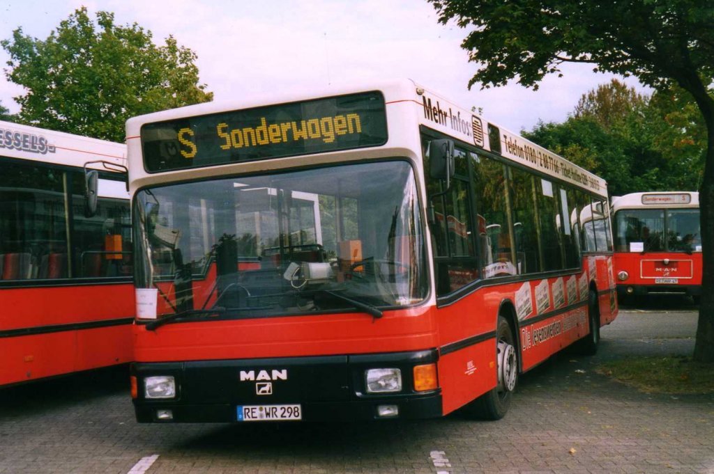 MAN NL202 von Wessels Reisen, aufgenommen im September 2002 auf dem Parkplatz der Wesfalenhallen in Dortmund.