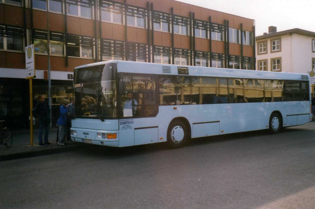 MAN N262, aufgenommen im Oktober 1997 in Trier am Hauptbahnhof.