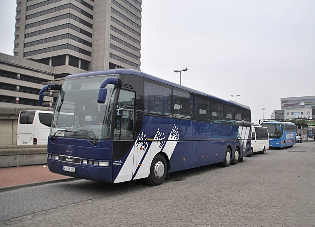 MAN Reisebus am 17.02.2011 am ZOB in Hannover.