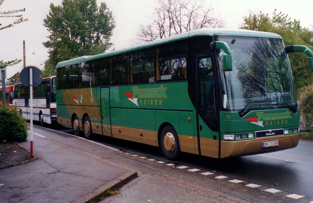 MAN RH 403 von Pussack Reisen, aufgenommen im Juni 2002 auf der Ardeystrasse in Dortmund.