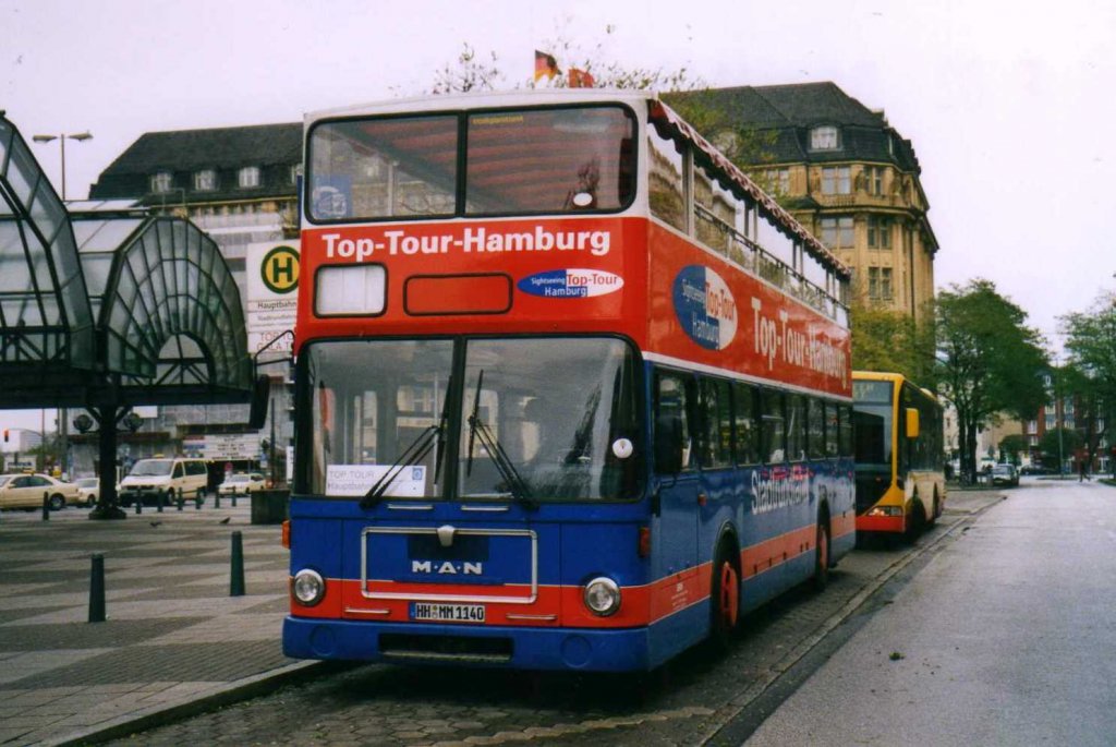 MAN SD200 der Top Tour Hamburg, aufgenommen im November 2002 im Hamburg am Hauptbahnhof.