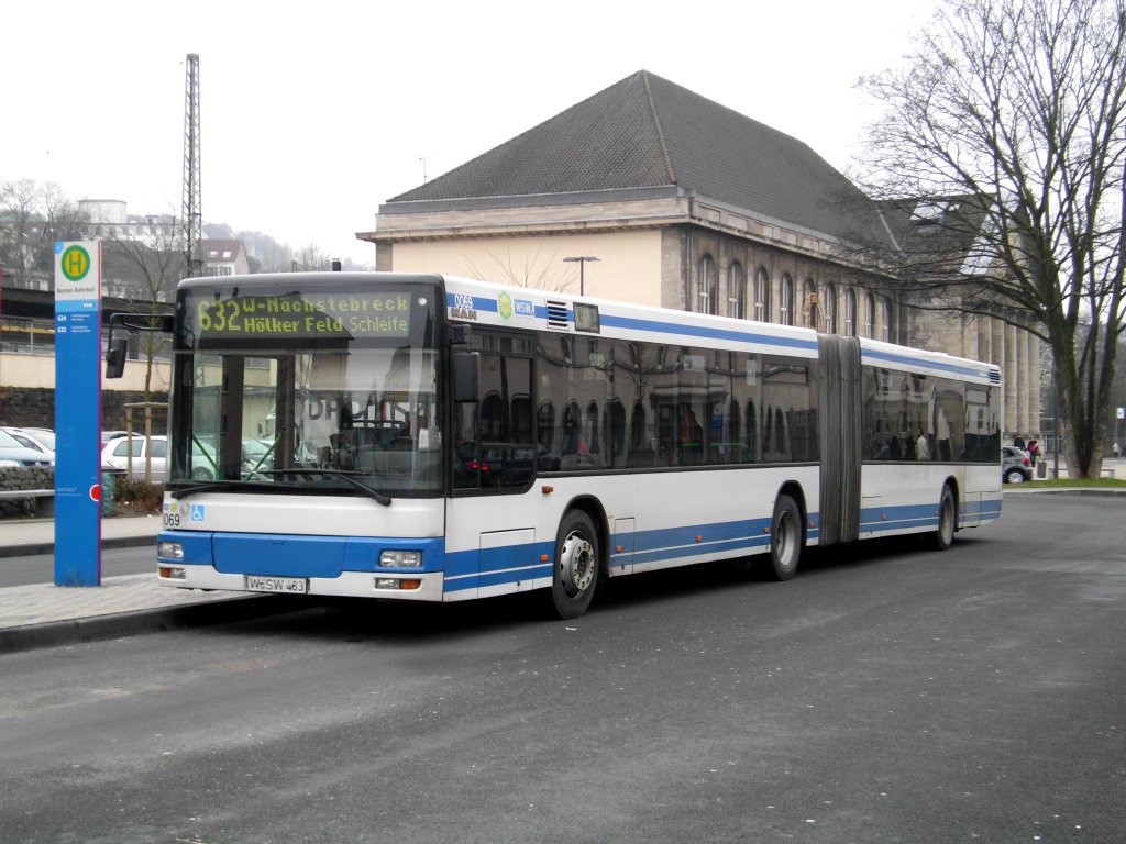 MAN Standardlinienbus 2. Generation auf der Linie 632 nach Wuppertal-Nchstebreck Hlker Feld Schleife am S-Bahnhof Wuppertal-Barmen.(28.2.2013) 
