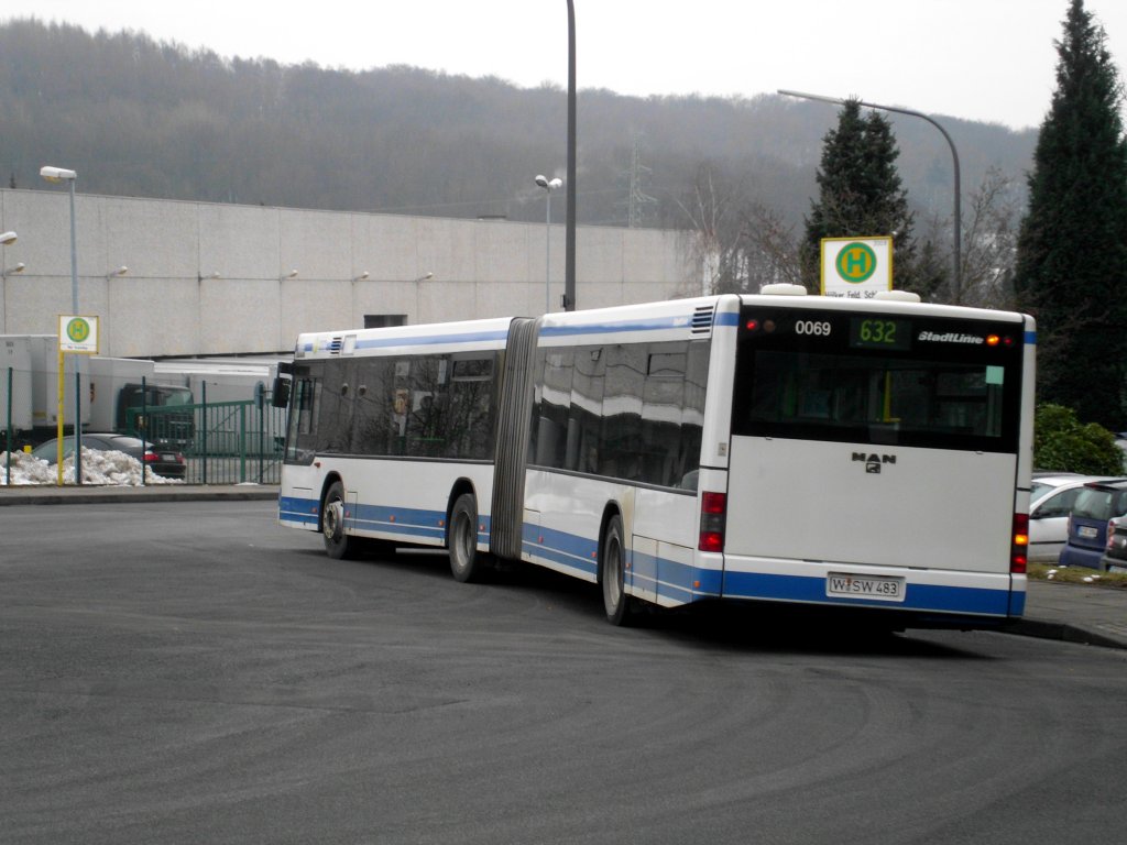 MAN Standardlinienbus 2. Generation auf der Linie 632 nach S-Bahnhof Wuppertal-Barmen an der Haltestelle Wuppertal-Nchstebreck Hlker Feld Schleife.(28.2.2013) 