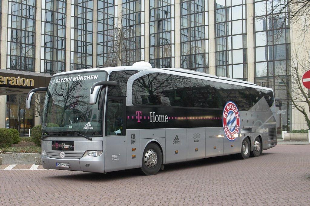 Mannschaftsbus des FC Bayern Mnchen (M RM 5006).
Aufgenommen vor dem Sheraton Hotel in Essen.
November 2007