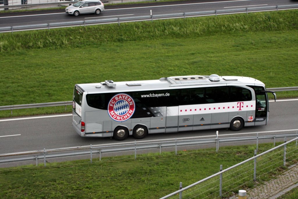 Mannschaftsbus des FC Bayern München (M-RM 5200). Aufgenommen am 24.06.2011 auf dem Franz-Josef-Strauß Flughafen in München