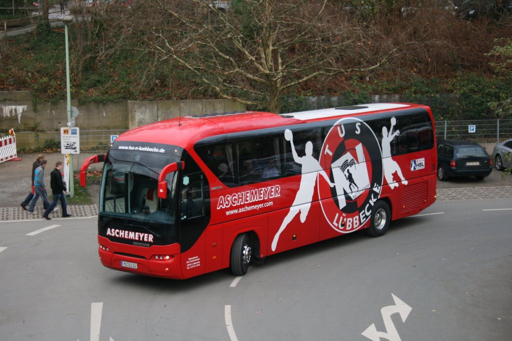Mannschaftsbus des Handball Bundesligisten Tus Lbbecke.
Aufgenommen an der Grugahalle in Essen.