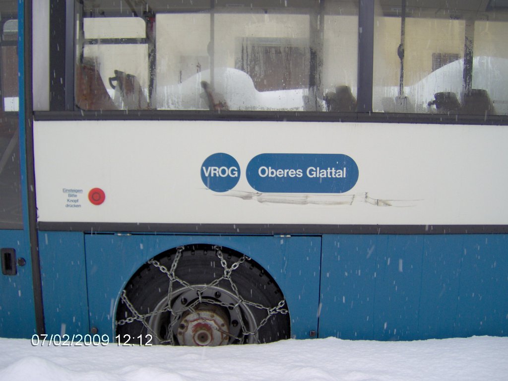 MB 405 (ex. VROG Oberes Glattal) abgestellt im tief verschneiten Airolo, 07.02.2009.