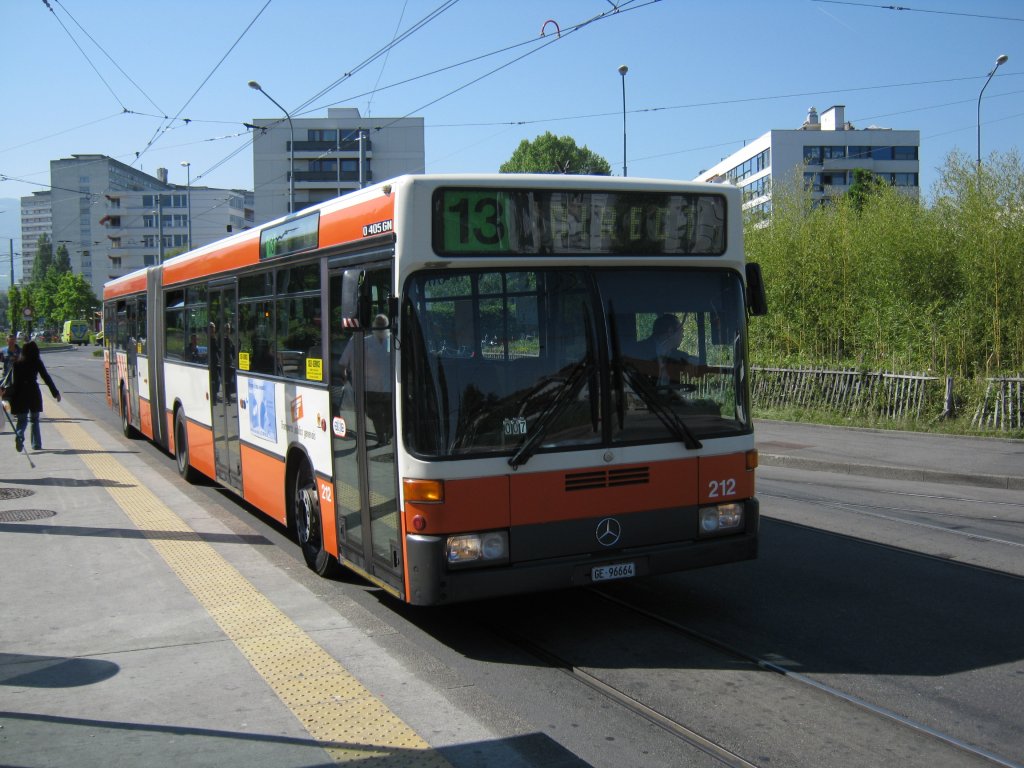 MB 405 GN Nr. 212 auf der Linie 13 (Tramersatz) bei der Endhaltestelle Palettes, 05.05.2011.