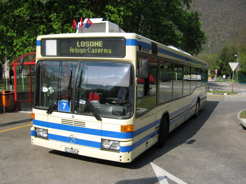 MB 405N Nr. 44 bei der Haltestelle Losone Caserma, 13.04.2009.