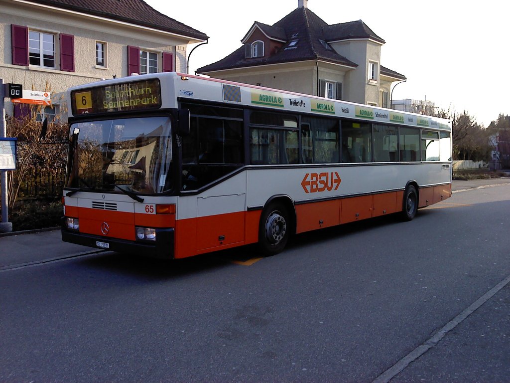 MB 405N Nr. 65, welcher nur noch eiserne Reserve ist, auf der Linie 6 in Biberist RBS, 02.03.2011. (Handyfoto)
