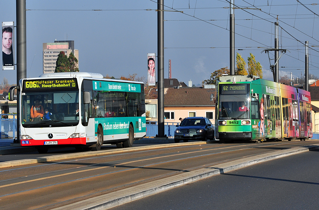 MB Citaro O 530 der RBR und Straenbahn der SWB auf der Kennedybrcke in Bonn - 14.11.2012