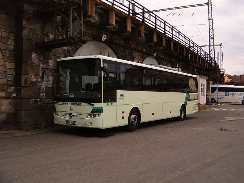 MB Intouro II von Autobusy Karlovy Vary 2K3 4287 auf der Abstellanlage der Prager Zentralbusbahnhfes Florenc, 20. 3. 2011