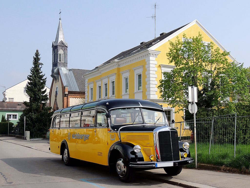 MB-Nostalgiebus, von Eichberger Reisen mit Baujahr 1954, macht einen Zwischenstopp bei der Altkatholischen Kirche in Ried; 130501